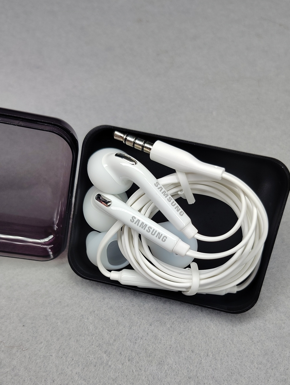 Samsung EO-EG920BW wired in-ear headphones featuring a 3.5mm jack